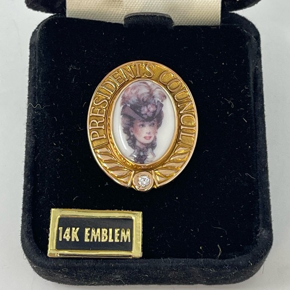 Vintage Avon Mrs Albee Cameo Pin Brooch Presidents Council 14K Gold One Diamond - Picture 2 of 12